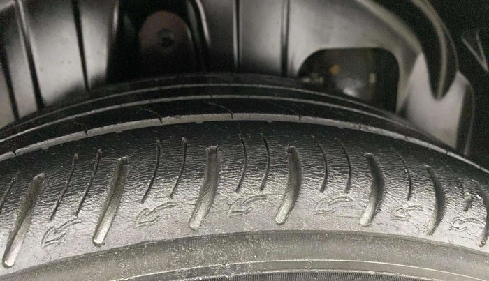 2021 Mahindra XUV300 W8 1.2 PETROL, Petrol, Manual, 51,738 km, Right Rear Tyre Tread