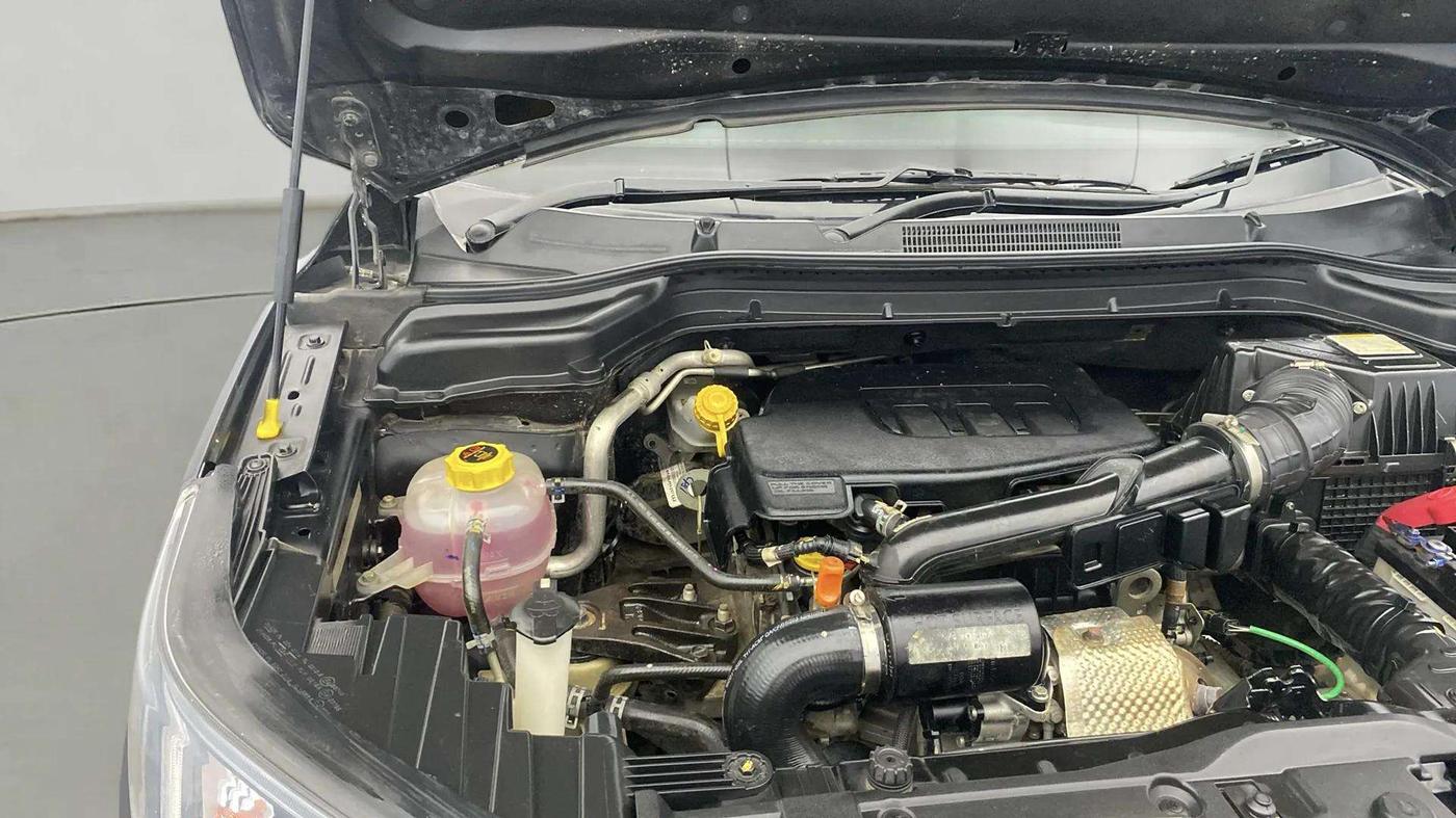 2021 Mahindra XUV300 W8 1.2 PETROL, Petrol, Manual, 51,781 km, Engine View - Right
