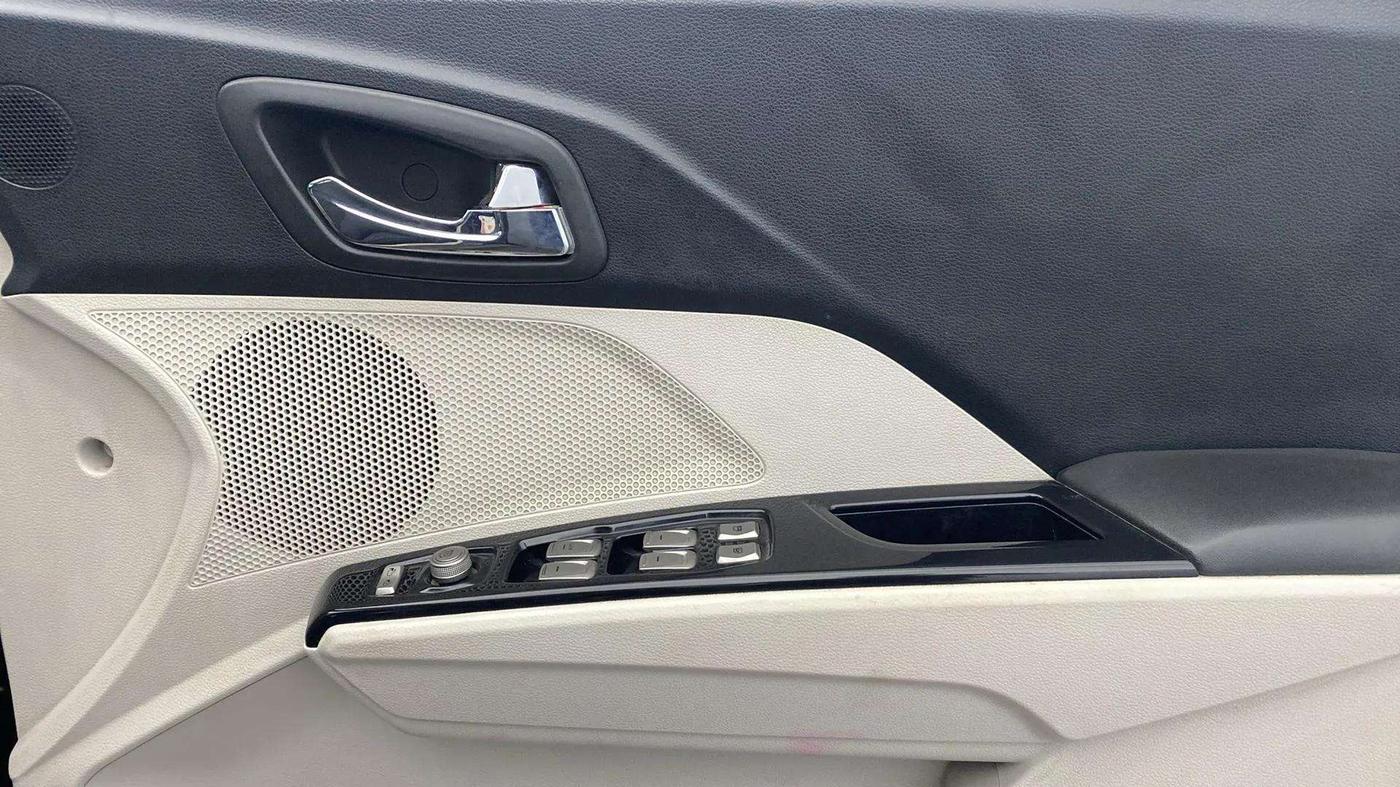 2021 Mahindra XUV300 W8 1.2 PETROL, Petrol, Manual, 51,781 km, Driver Side Door Panels Control