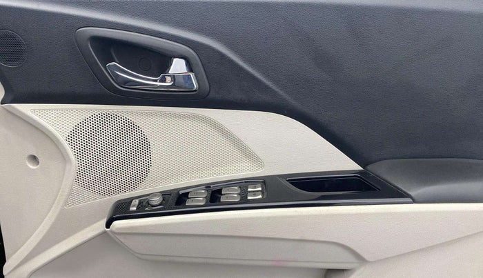2021 Mahindra XUV300 W8 1.2 PETROL, Petrol, Manual, 51,738 km, Driver Side Door Panels Control