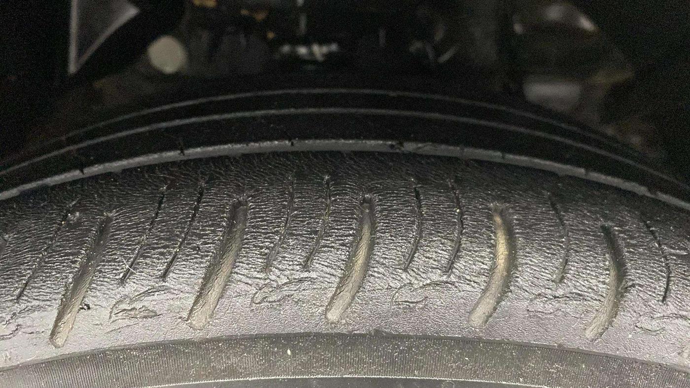 2021 Mahindra XUV300 W8 1.2 PETROL, Petrol, Manual, 51,781 km, Right Front Tyre Tread