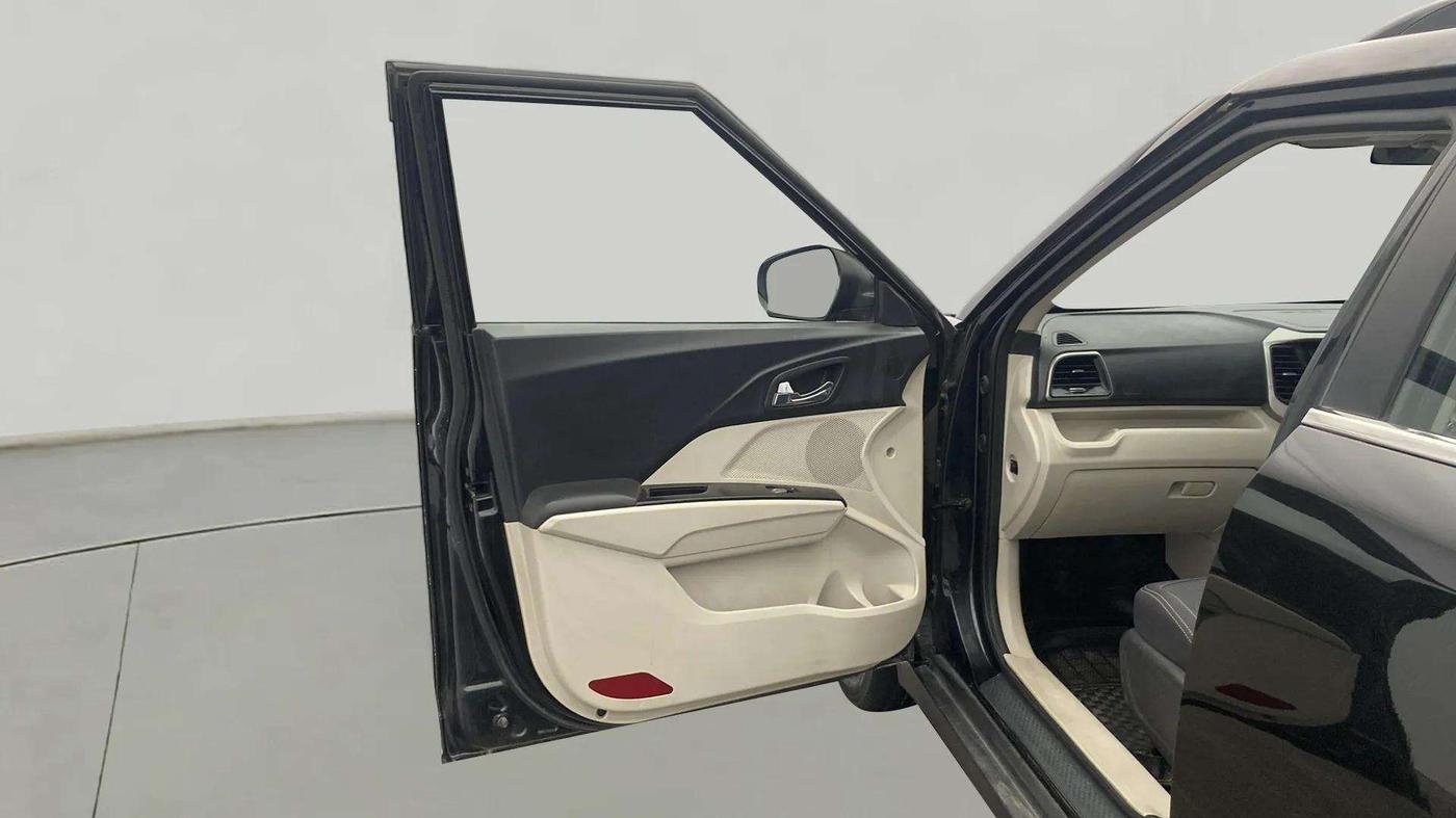 2021 Mahindra XUV300 W8 1.2 PETROL, Petrol, Manual, 51,781 km, LHS Front Door