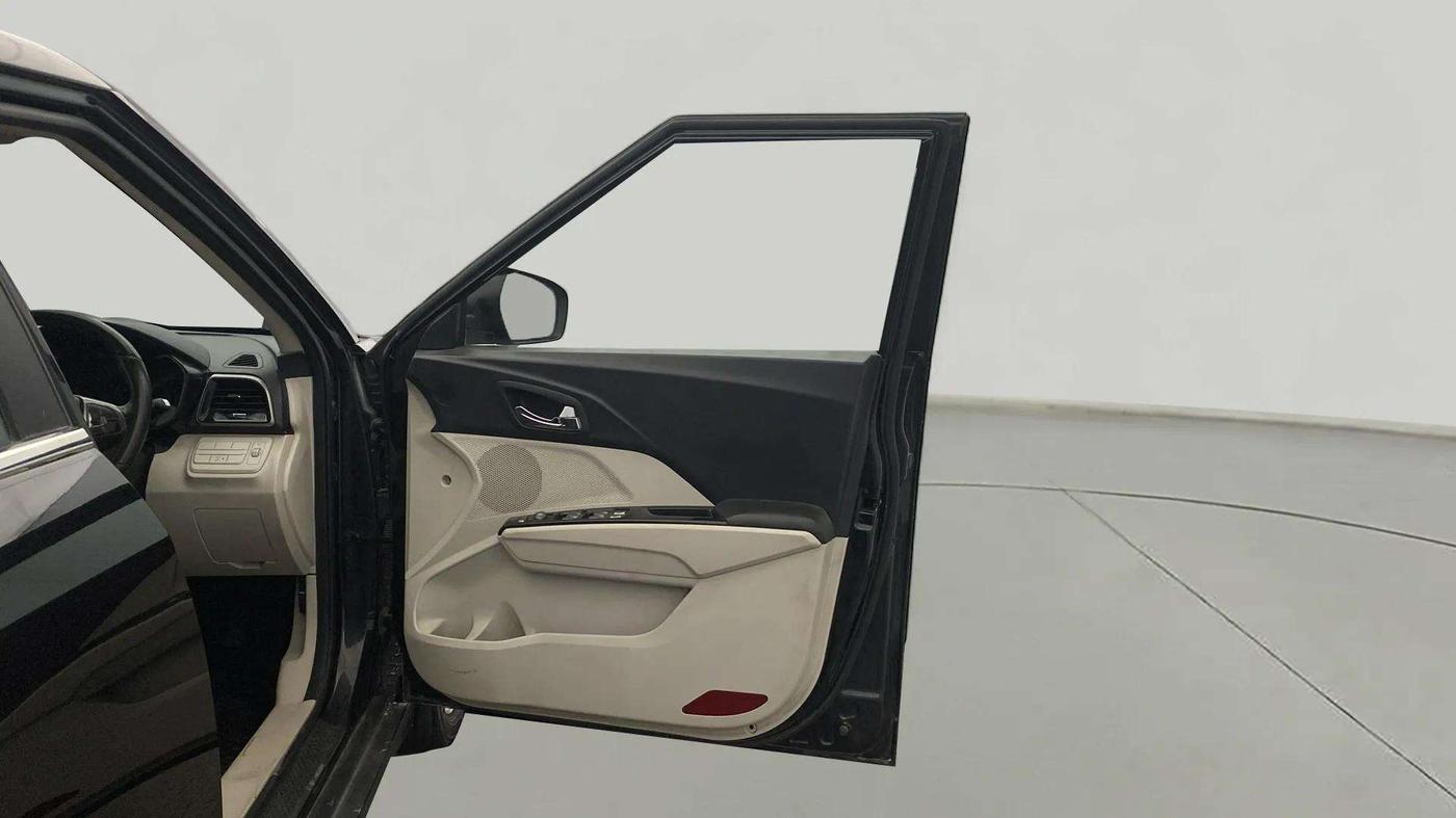 2021 Mahindra XUV300 W8 1.2 PETROL, Petrol, Manual, 51,781 km, RHS Front Door