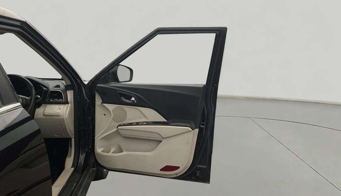 2021 Mahindra XUV300 W8 1.2 PETROL, Petrol, Manual, 51,738 km, RHS Front Door