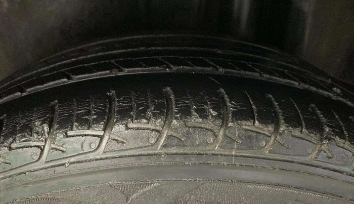 2018 Maruti Ciaz ZETA 1.4  AT PETROL, Petrol, Automatic, 68,838 km, Left Rear Tyre Tread