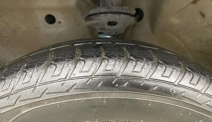2014 Maruti Wagon R 1.0 VXI, Petrol, Manual, 52,010 km, Left Front Tyre Tread