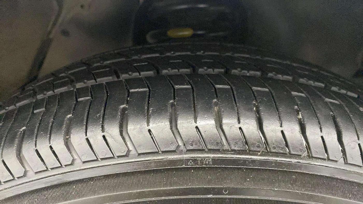 2017 Toyota Innova Crysta 2.8 ZX AT 7 STR, Diesel, Automatic, 99,486 km, Right Front Tyre Tread