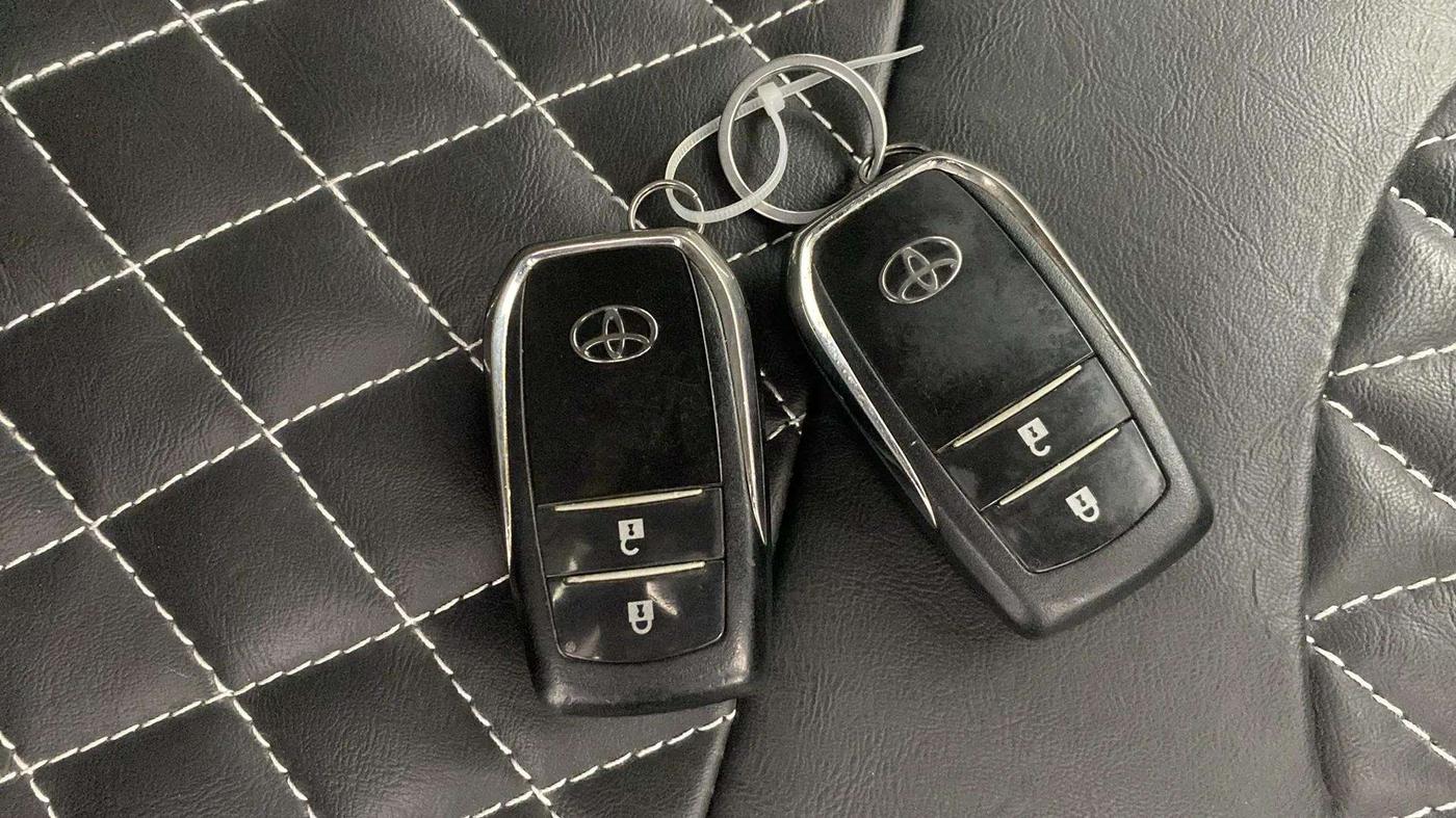2017 Toyota Innova Crysta 2.8 ZX AT 7 STR, Diesel, Automatic, 99,486 km, Key Close Up