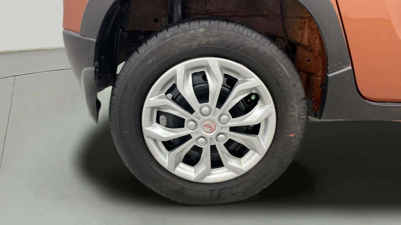 2017 Mahindra Kuv100 K4 PLUS 6 STR, Petrol, Manual, 82,153 km, Right Rear Wheel