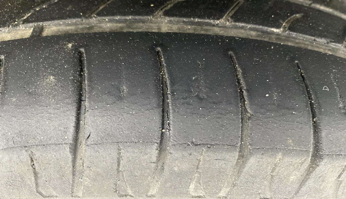 2017 Mahindra Kuv100 K4 PLUS 6 STR, Petrol, Manual, 82,153 km, Left Rear Tyre Tread