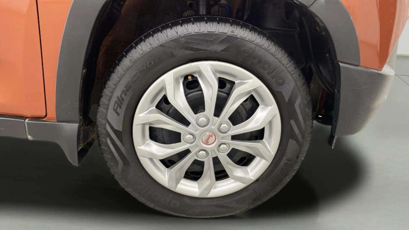 2017 Mahindra Kuv100 K4 PLUS 6 STR, Petrol, Manual, 82,153 km, Right Front Wheel