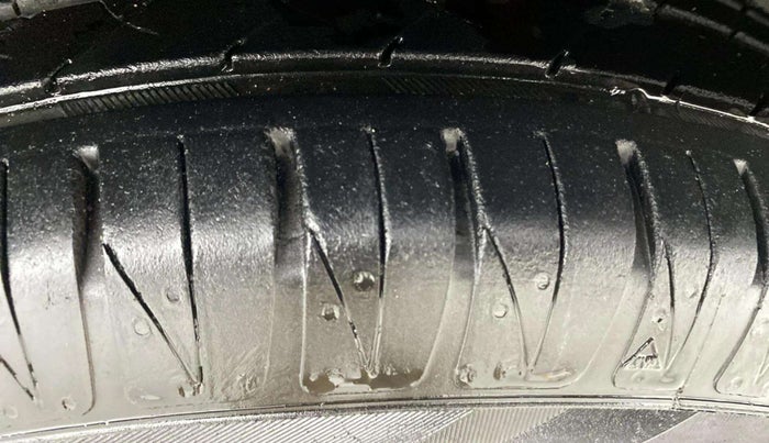 2017 Mahindra Kuv100 K4 PLUS 6 STR, Petrol, Manual, 82,153 km, Right Front Tyre Tread