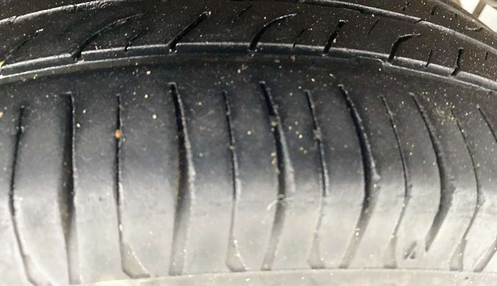 2017 Mahindra Kuv100 K4 PLUS 6 STR, Petrol, Manual, 82,153 km, Right Rear Tyre Tread