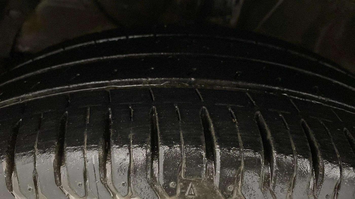 2024 Maruti Dzire VXI AMT, CNG, Automatic, 17,070 km, Left Front Tyre Tread