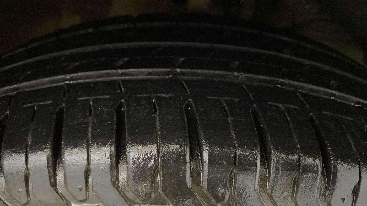 2024 Maruti Dzire VXI AMT, CNG, Automatic, 17,070 km, Right Front Tyre Tread