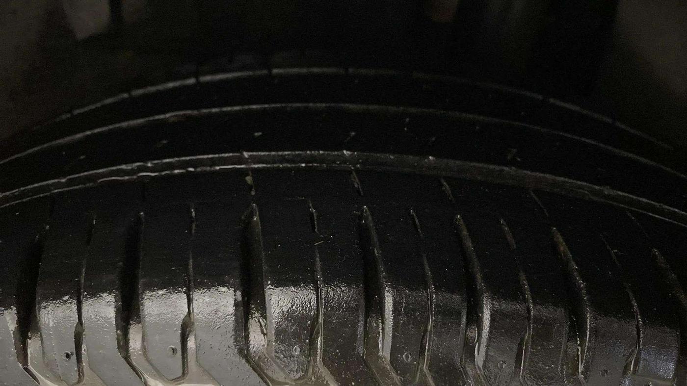 2024 Maruti Dzire VXI AMT, CNG, Automatic, 17,070 km, Left Rear Tyre Tread
