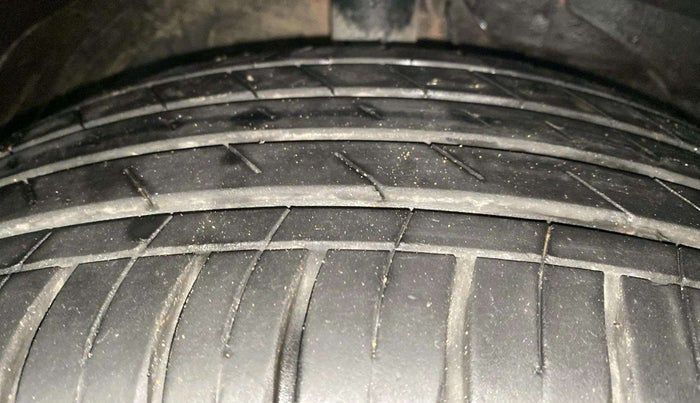 2023 MG HECTOR PLUS SHARP PRO 1.5 TURBO MT 6 STR, Petrol, Manual, 19,276 km, Right Front Tyre Tread