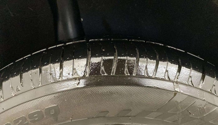 2016 Maruti Baleno DELTA PETROL 1.2, Petrol, Manual, 76,753 km, Right Rear Tyre Tread