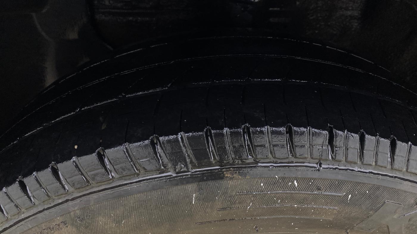 2017 Hyundai Elite i20 MAGNA 1.2, CNG, Manual, 99,224 km, Left Front Tyre Tread
