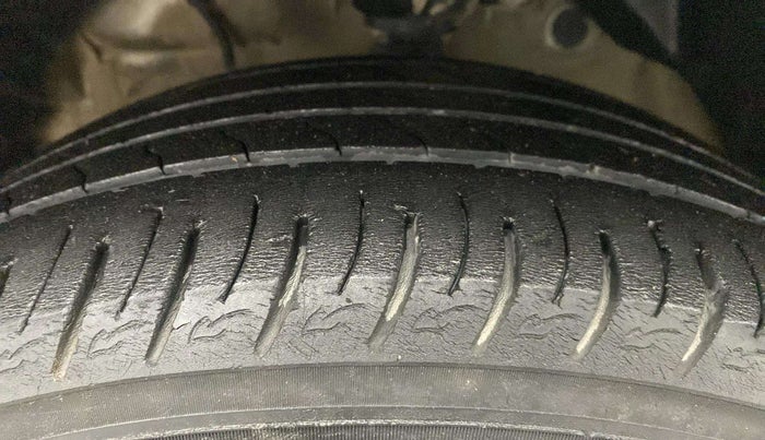 2019 Mahindra XUV300 W8 1.2 PETROL, Petrol, Manual, 81,109 km, Left Front Tyre Tread