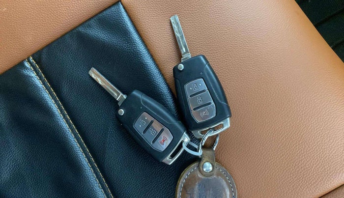 2019 Mahindra XUV300 W8 1.2 PETROL, Petrol, Manual, 81,109 km, Key Close Up