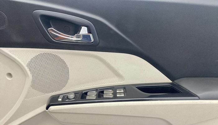 2019 Mahindra XUV300 W8 1.2 PETROL, Petrol, Manual, 81,109 km, Driver Side Door Panels Control