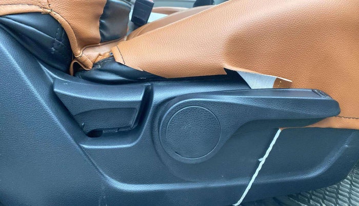 2019 Mahindra XUV300 W8 1.2 PETROL, Petrol, Manual, 81,109 km, Driver Side Adjustment Panel
