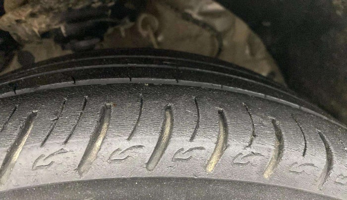 2019 Mahindra XUV300 W8 1.2 PETROL, Petrol, Manual, 81,109 km, Right Front Tyre Tread