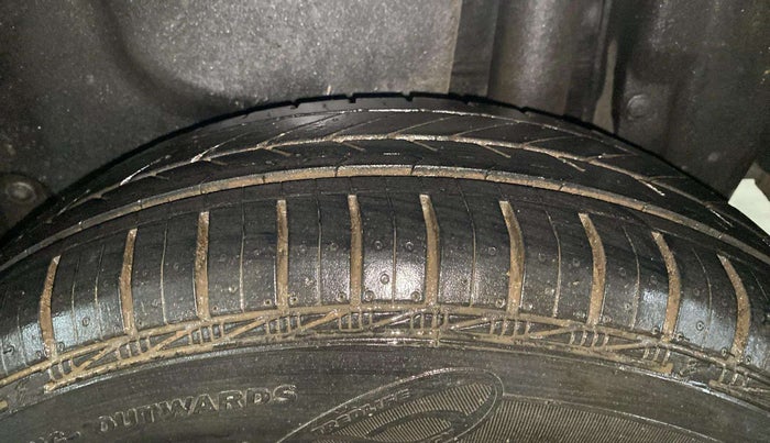 2015 Maruti Swift Dzire VXI, Petrol, Manual, 76,777 km, Left Rear Tyre Tread