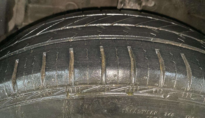 2015 Maruti Swift Dzire VXI, Petrol, Manual, 76,777 km, Left Front Tyre Tread