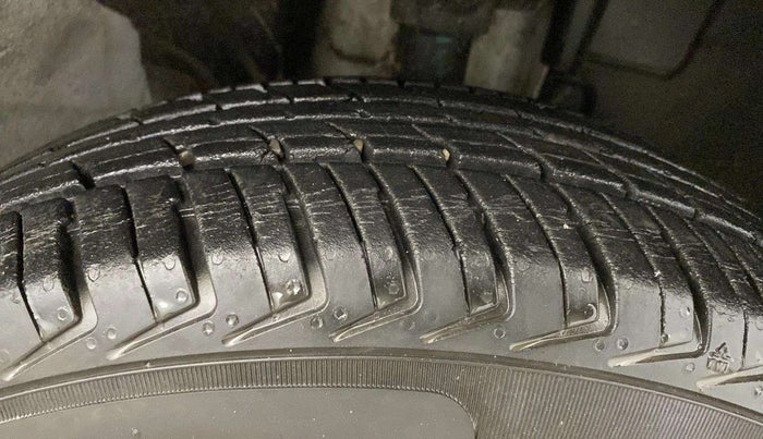 2017 Renault Kwid RXL, Petrol, Manual, 9,688 km, Right Front Tyre Tread
