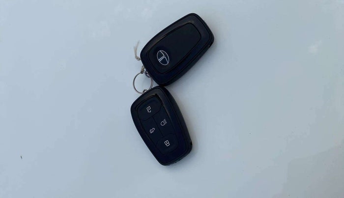 2023 Tata NEXON FEARLESS PLUS 1.2 REVOTRON 6 MT, Petrol, Manual, 13,867 km, Key Close Up