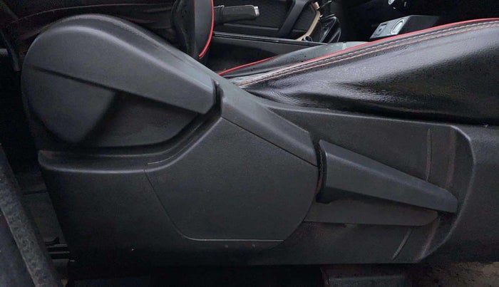 2022 Renault Kiger RXT (O) MT, Petrol, Manual, 74,580 km, Driver Side Adjustment Panel