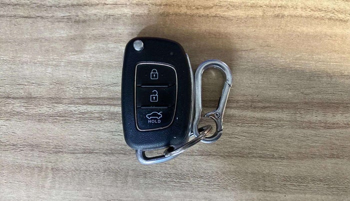 2022 Hyundai AURA S 1.2 CNG, CNG, Manual, 54,771 km, Key Close Up