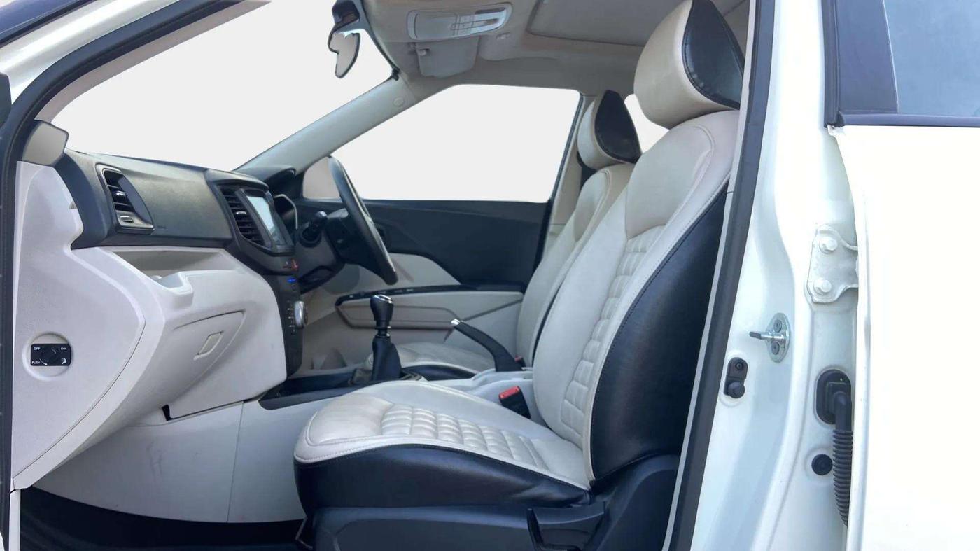 2022 Mahindra XUV300 W6 1.5 Sunroof Diesel, Diesel, Manual, 61,404 km, Right Side Front Door Cabin