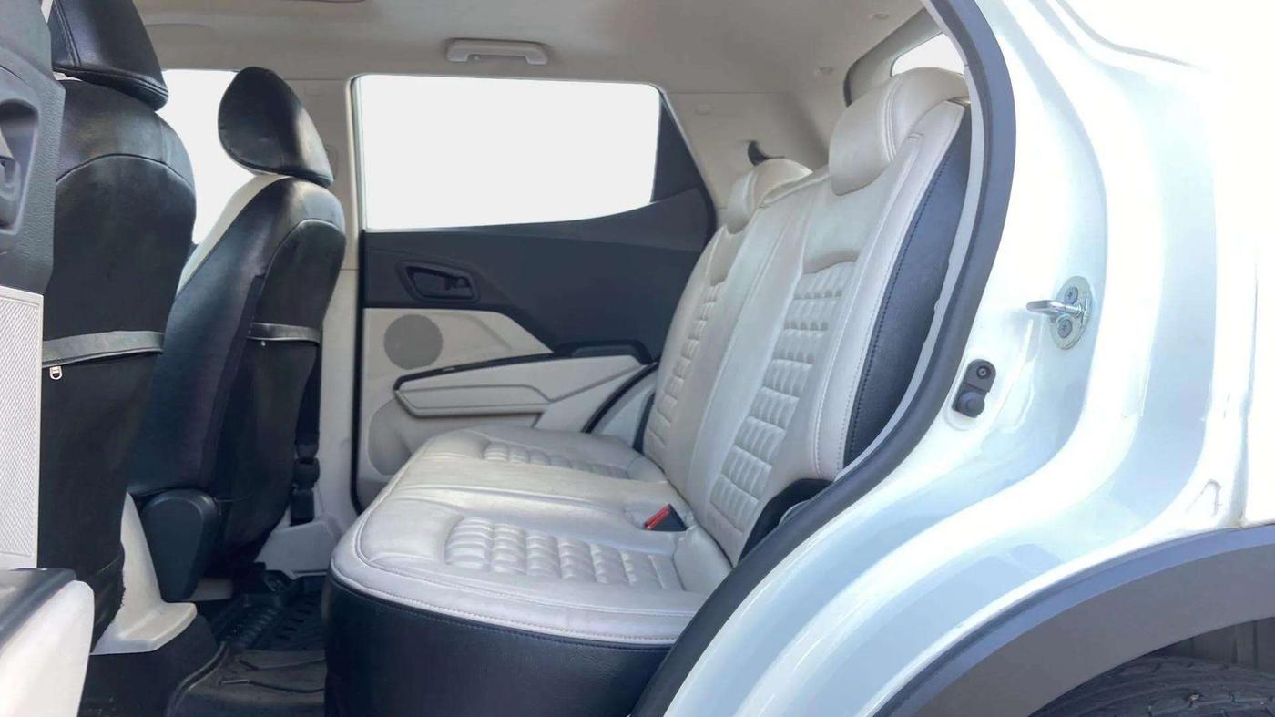 2022 Mahindra XUV300 W6 1.5 Sunroof Diesel, Diesel, Manual, 61,404 km, Right Side Rear Door Cabin