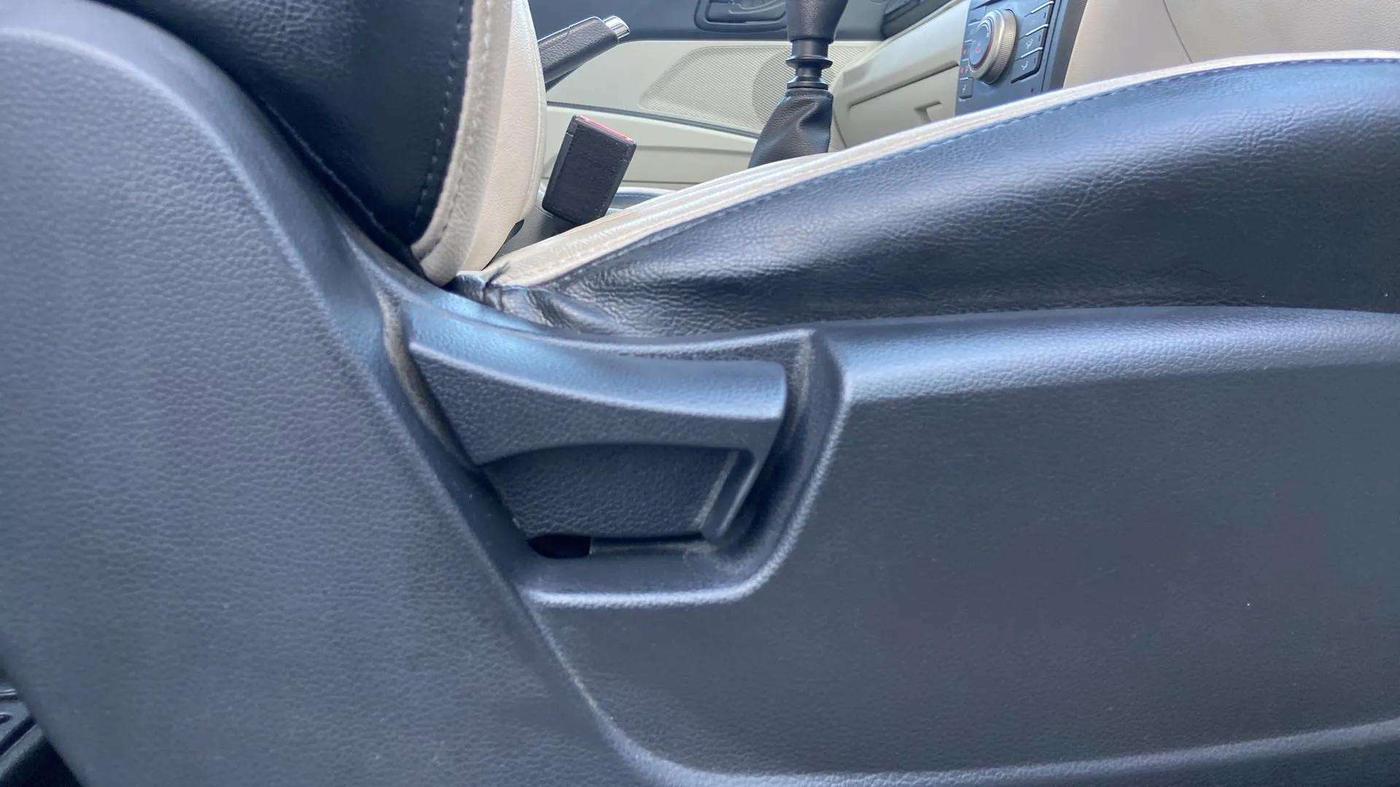 2022 Mahindra XUV300 W6 1.5 Sunroof Diesel, Diesel, Manual, 61,404 km, Driver Side Adjustment Panel