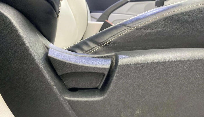 2021 Mahindra XUV300 W6 1.2 PETROL AMT, Petrol, Automatic, 45,332 km, Driver Side Adjustment Panel