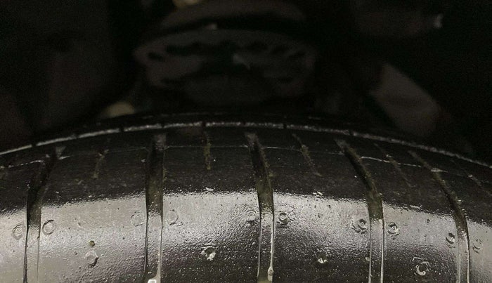 2021 Mahindra XUV300 W6 1.2 PETROL AMT, Petrol, Automatic, 45,332 km, Right Front Tyre Tread