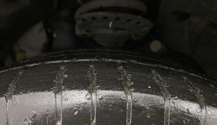 2021 Mahindra XUV300 W6 1.2 PETROL AMT, Petrol, Automatic, 45,332 km, Left Front Tyre Tread