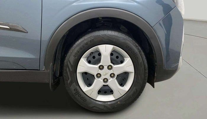 2021 Mahindra XUV300 W6 1.2 PETROL AMT, Petrol, Automatic, 45,332 km, Right Front Wheel