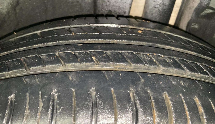 2015 Maruti Swift ZXI, Petrol, Manual, 19,889 km, Right Rear Tyre Tread