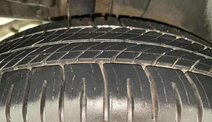 2014 Maruti Swift VXI, Petrol, Manual, 35,865 km, Right Rear Tyre Tread