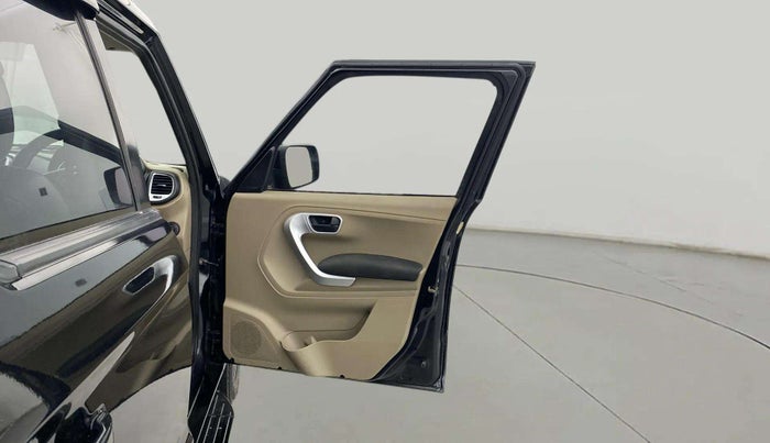 2018 Mahindra TUV300 T10, Diesel, Manual, 66,083 km, RHS Front Door