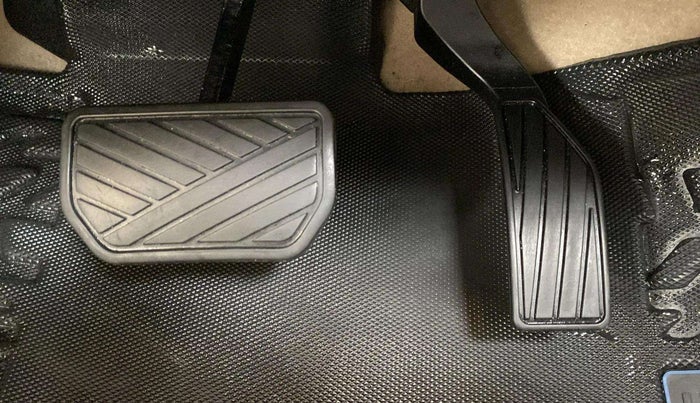 2022 Maruti Ciaz ALPHA  AT 1.5 SHVS PETROL, Petrol, Automatic, 8,222 km, Pedals