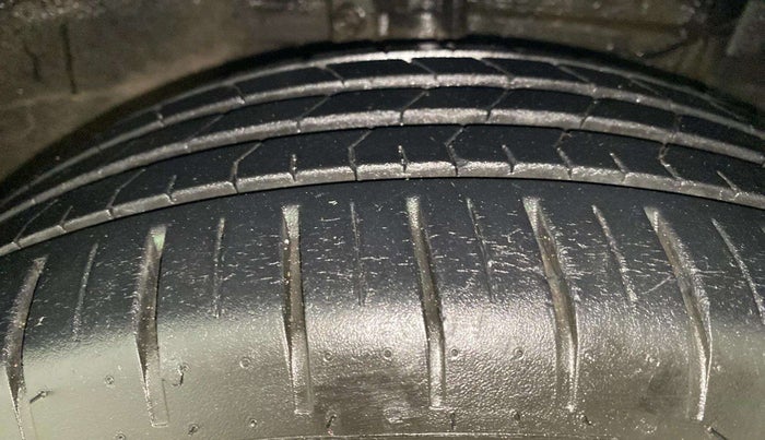 2022 Maruti Ciaz ALPHA  AT 1.5 SHVS PETROL, Petrol, Automatic, 8,222 km, Right Front Tyre Tread
