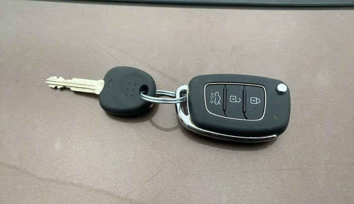 2022 Hyundai AURA S 1.2 CNG, CNG, Manual, 39,695 km, Key Close Up