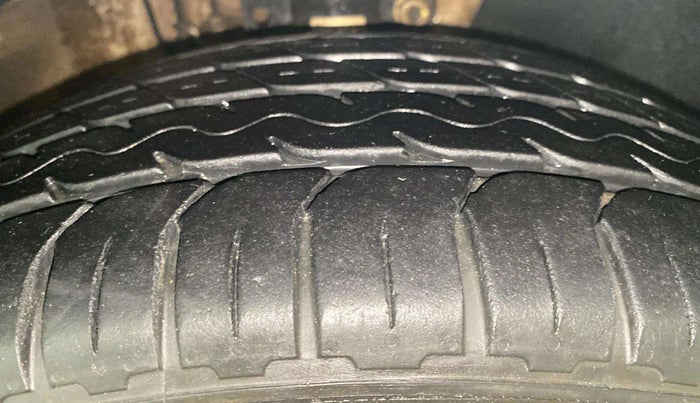 2016 Volkswagen Ameo HIGHLINE1.2L, Petrol, Manual, 40,086 km, Right Front Tyre Tread