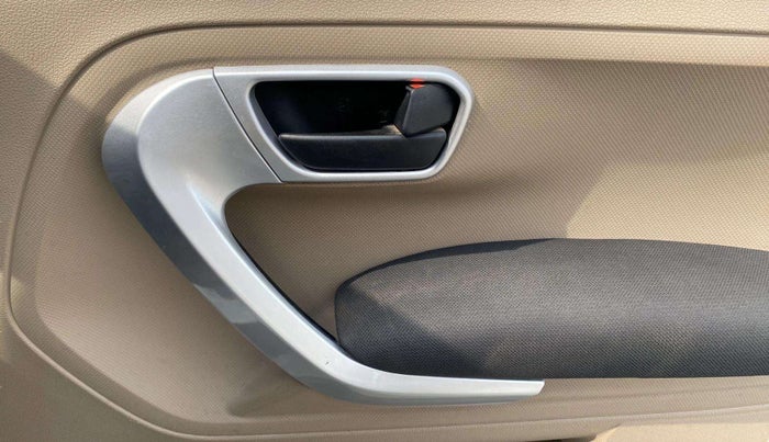 2018 Mahindra TUV300 T10, Diesel, Manual, 56,313 km, Driver Side Door Panels Control
