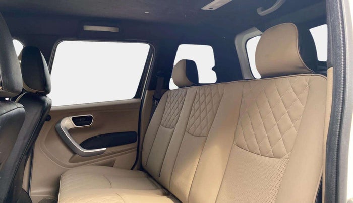 2018 Mahindra TUV300 T10, Diesel, Manual, 56,313 km, Right Side Rear Door Cabin